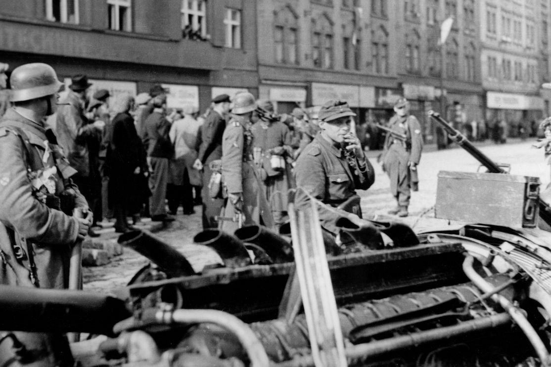 Vlasovci v ulicích Prahy v květnu 1945