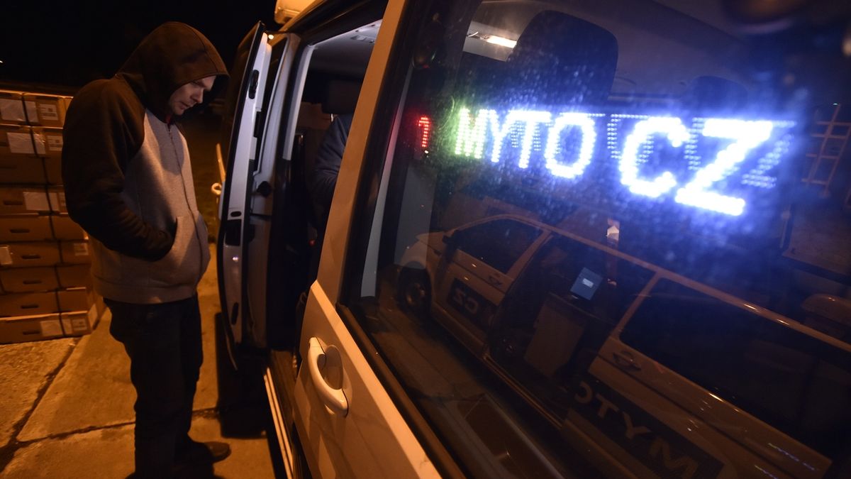 Řidič kamionu si v mobilním pracovišti vyřizuje registraci do nového mýtného systému na česko-slovenském hraničním přechodu v Lanžhotě na Břeclavsku