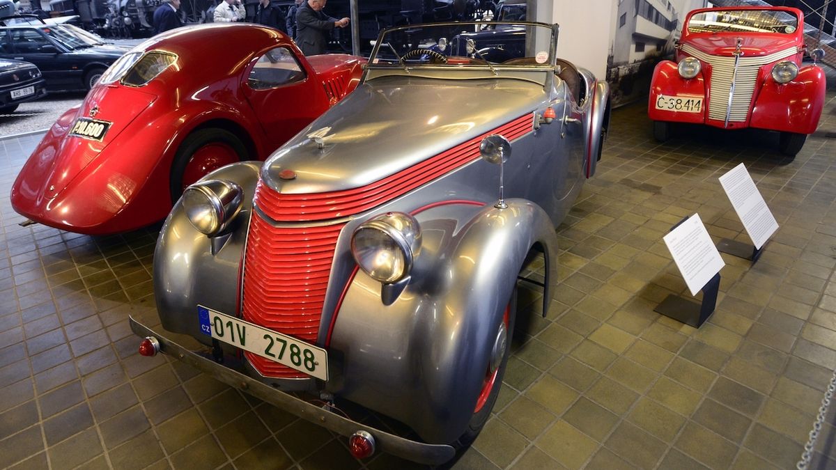 Jawa vyráběla i automobily - červený první typ 700 (vlevo), stříbrný  velmi vzácný Minor kabriolet (uprostřed).