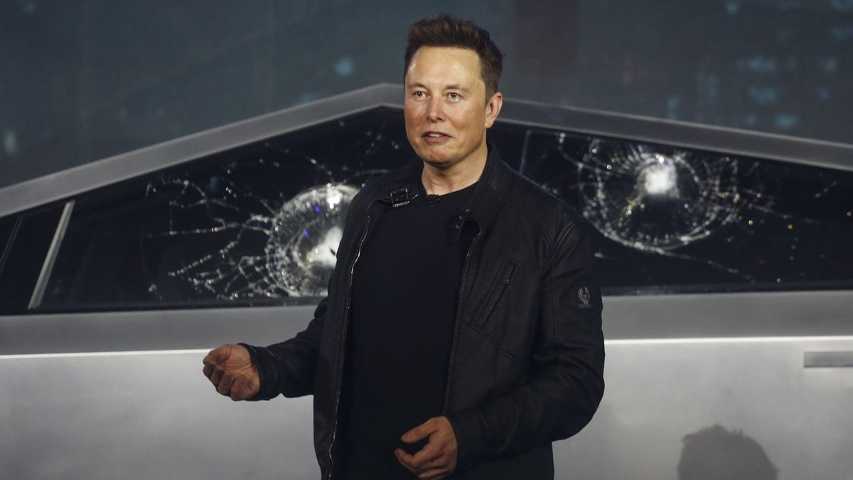 Šéf Tesly Elon Musk při představení elektrického pick-upu Cybertruck.