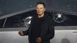 Musk za den zchudl o 18 miliard. Při ukázce rozbili skla Cybertrucku