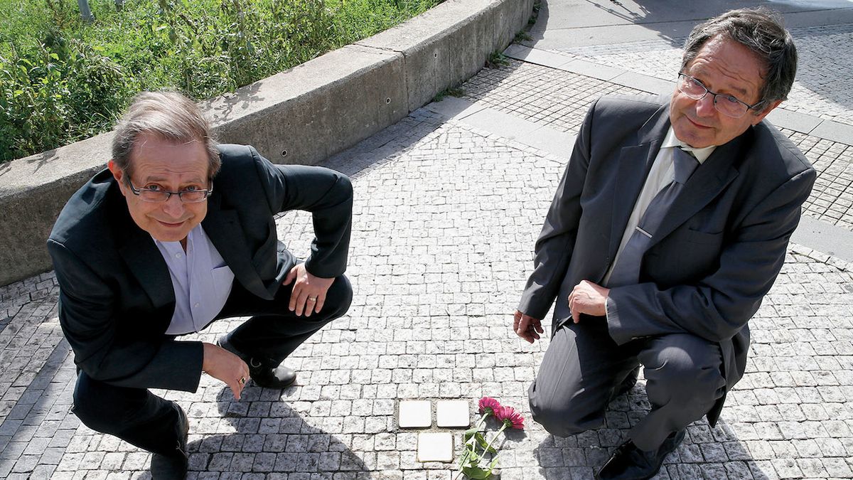 Zdeněk (vlevo) a Miroslav Prokešovi letos v září v Praze na Florenci při pokládání Kamenu zmizelých, který připomíná jejich otce Felixe Porgese.