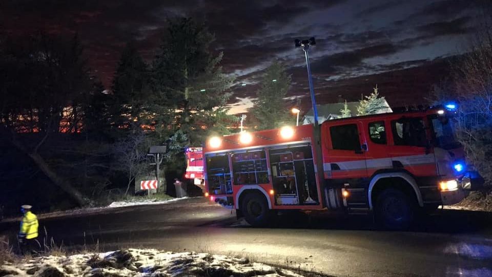 Fiat hořel po nárazu do stromu na Teplicku, řidič nehodu nepřežil