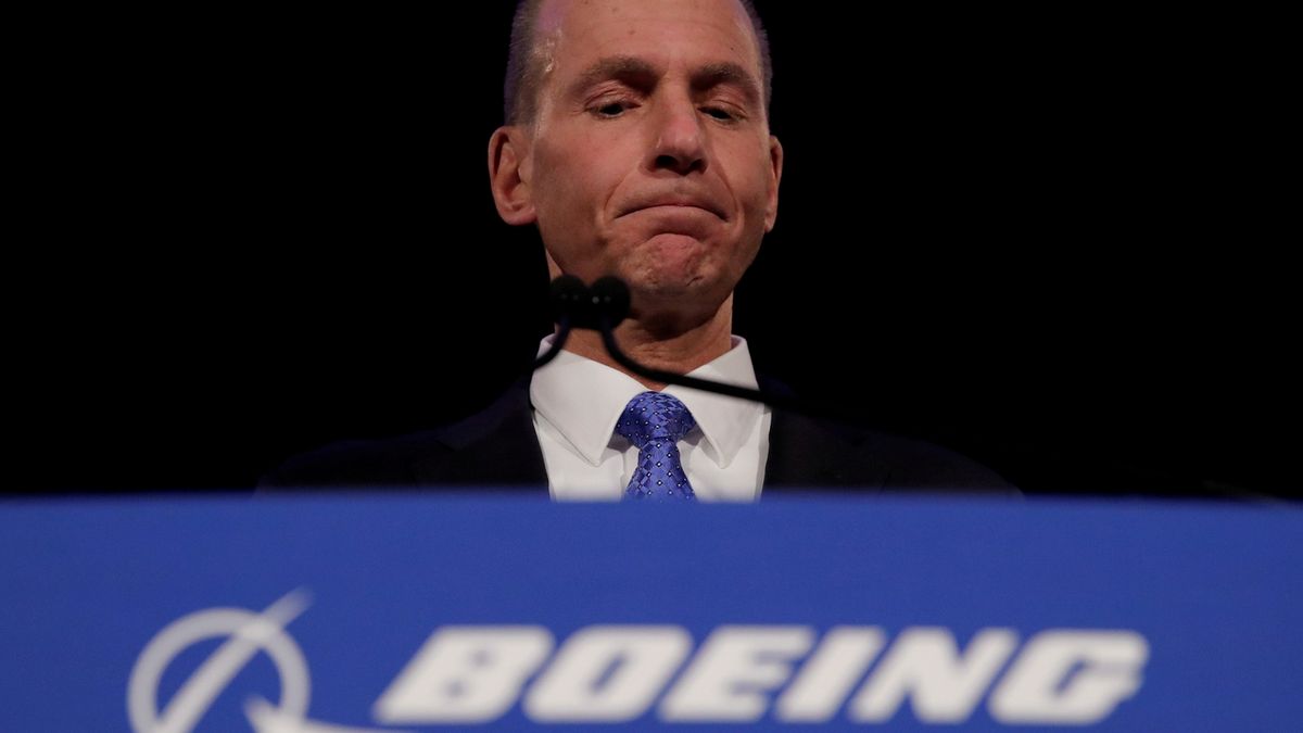 Šéf amerického výrobce letadel Boeing Dennis Muilenburg s okamžitou platností rezignuje.