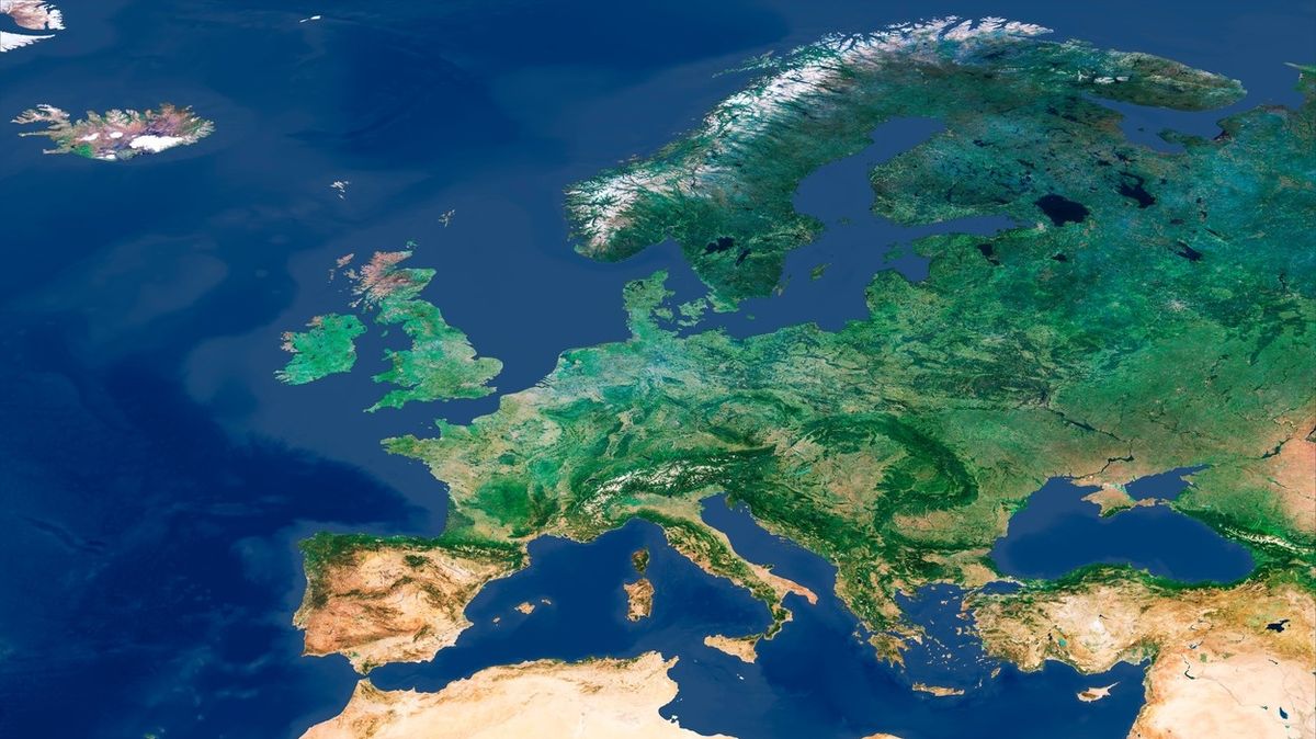 Satelitní snímek Evropy (bez mraků) od družice Sentinel evropského vesmírného programu Copernicus na dálkový průzkum Země. I ten se bude nově řídit z ČR.