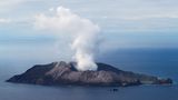 Odvoz mrtvých od novozélandské sopky musí být rychlý, hrozí další erupce 