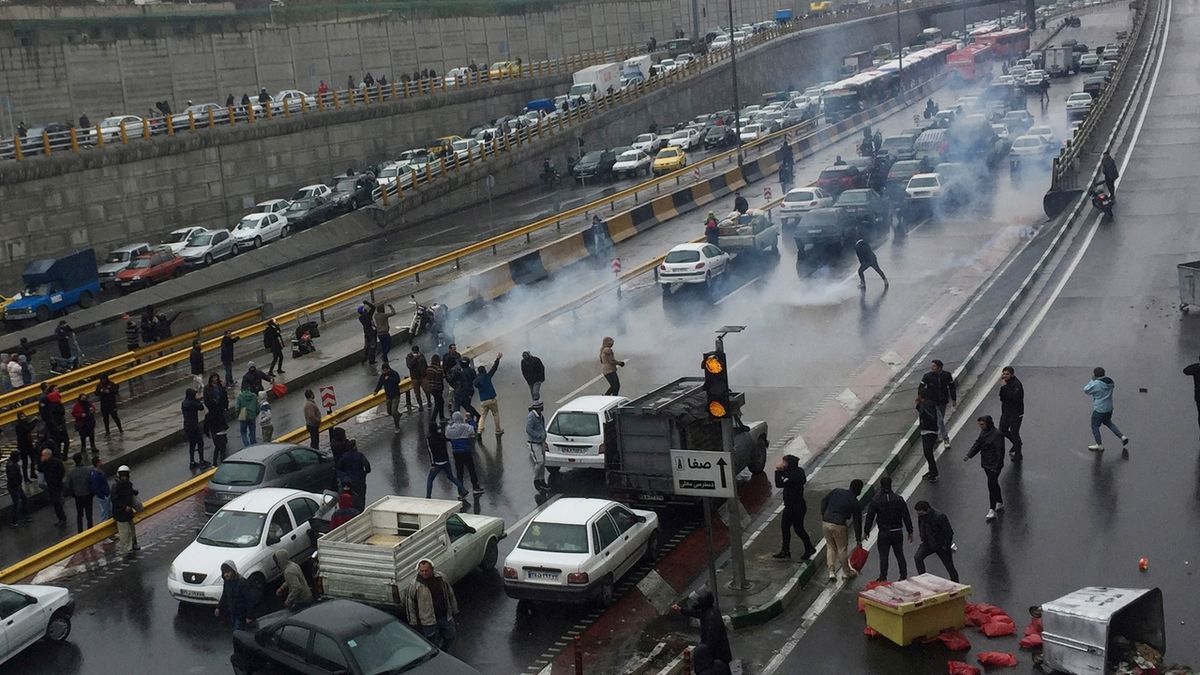 Íránci protestují proti zdražení benzinu