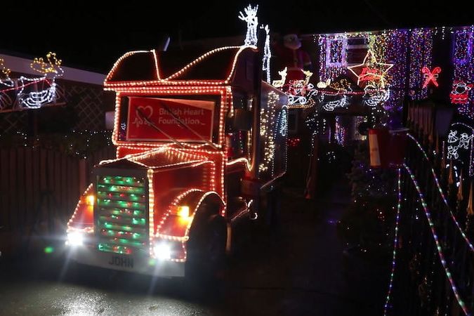 Syn udělal před domem vánoční výzdobu s pomocí 20 tisíc žárovek 