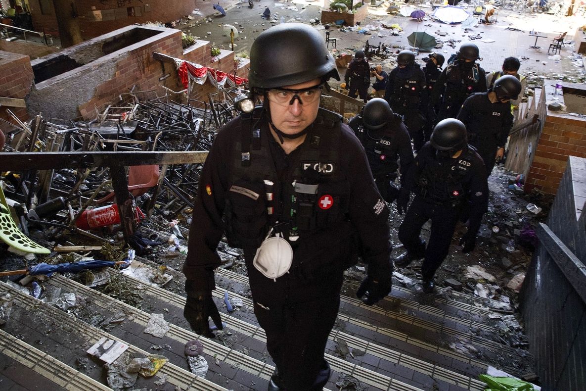 Hongkongští policisté prohledávají areál polytechnické univerzity