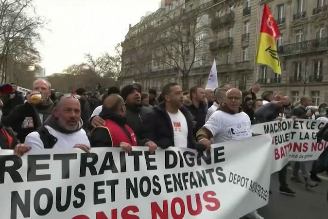 BEZ KOMENTÁŘE: Lidé v Paříži vyšli opět do ulic