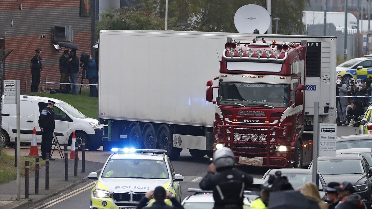 Britská policie doprovází kamion, kde bylo objeveno 39 těl. 