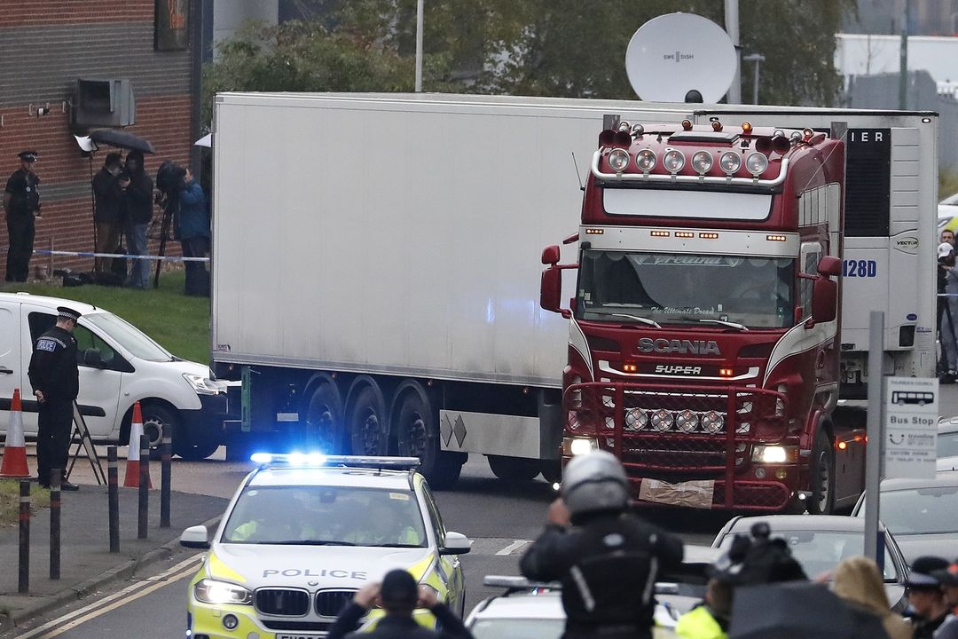 Britská policie doprovází kamion, kde bylo objeveno 39 těl. 