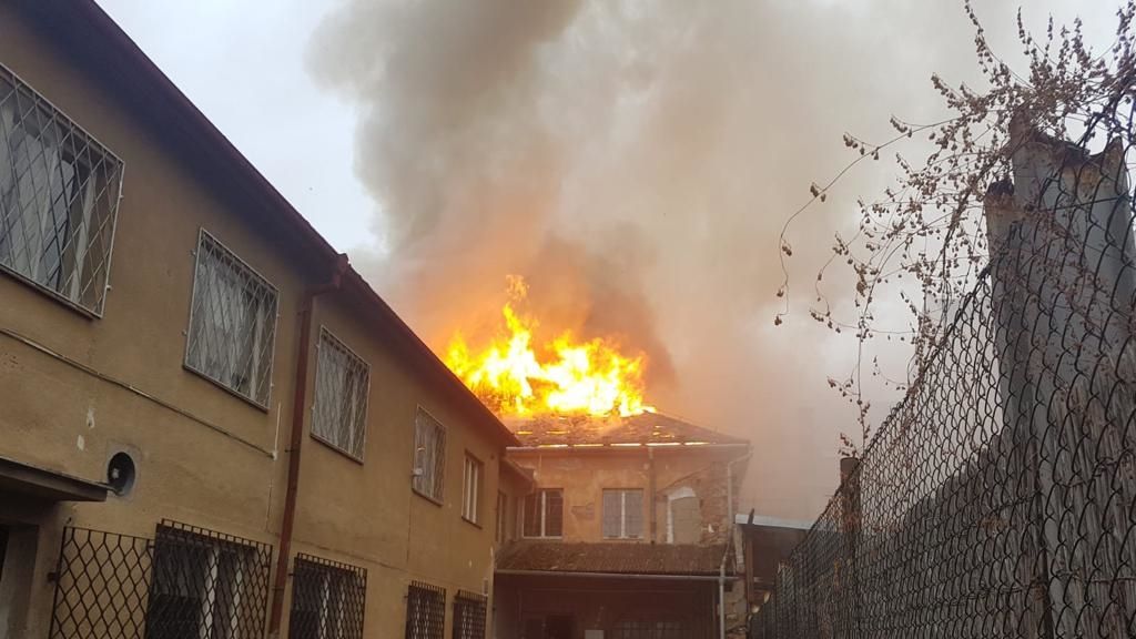 Plameny zasáhly dům na náměstí ve Dvoře Králové.