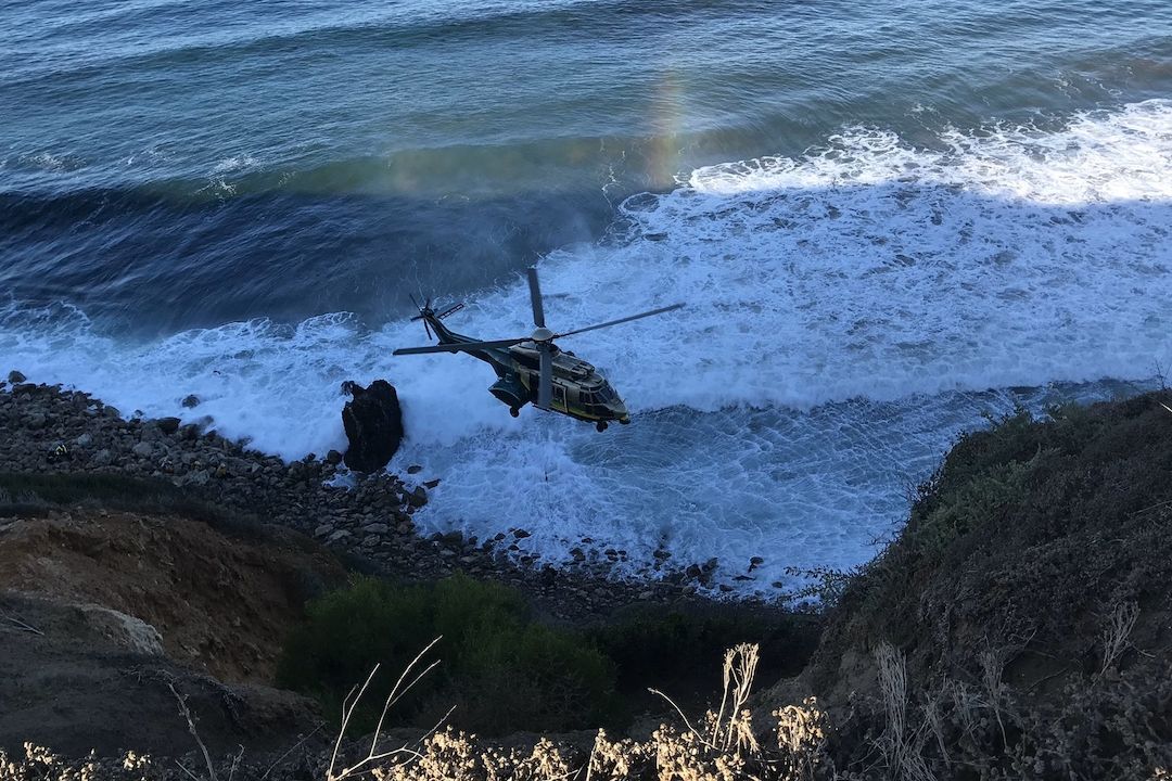 Vrtulník zachraňuje ženu, která spadla z útesu