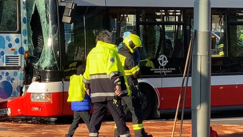 Havárie autobusu plného dětí v Praze: Policie obvinila řidiče, hrozí mu pět let