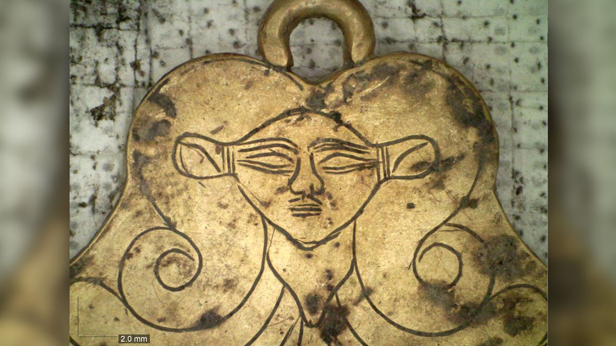 Amulet s egyptskou bohyní Hathor v řeckém hrobě.