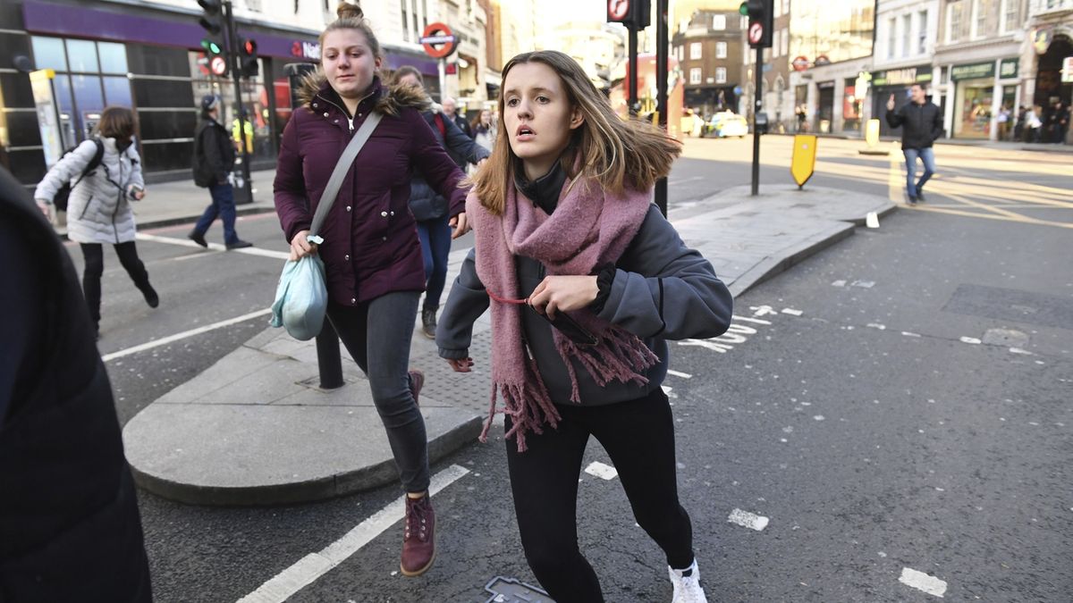 Lidé prchající z místa incidentu na London Bridge v centru britské metropole