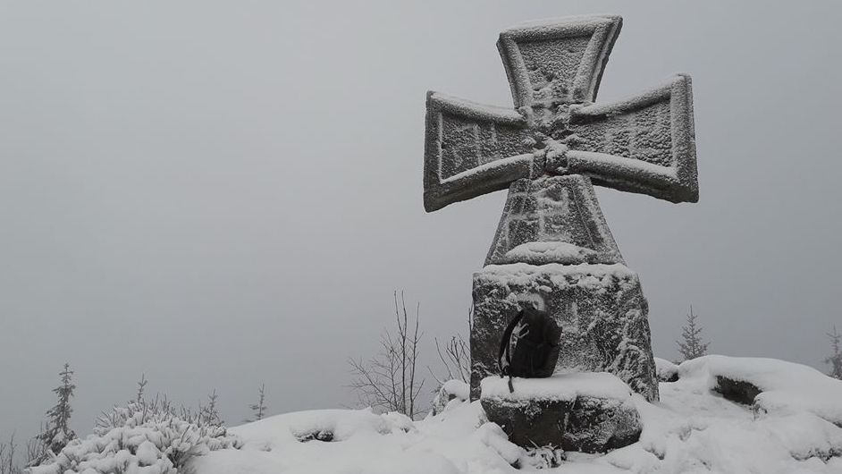 Na pomník padlým německým vojákům namaloval kdosi hákové kříže.