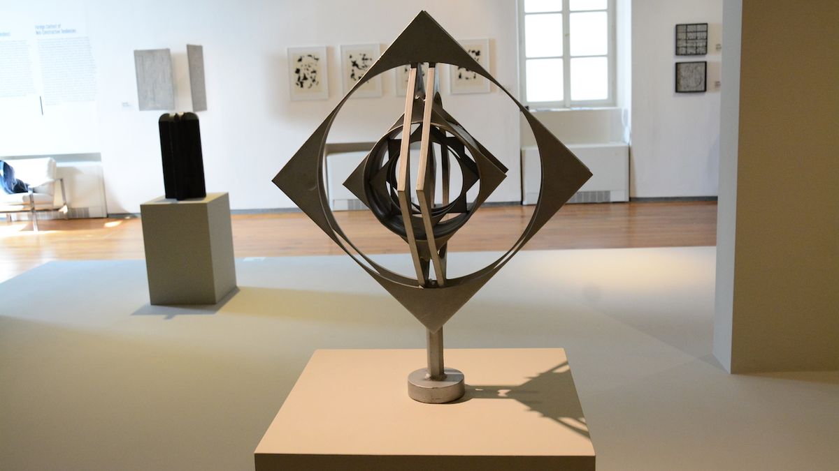Zajímavou skulpturu lze vytvořit i z chladné oceli (Proměna, 1967).