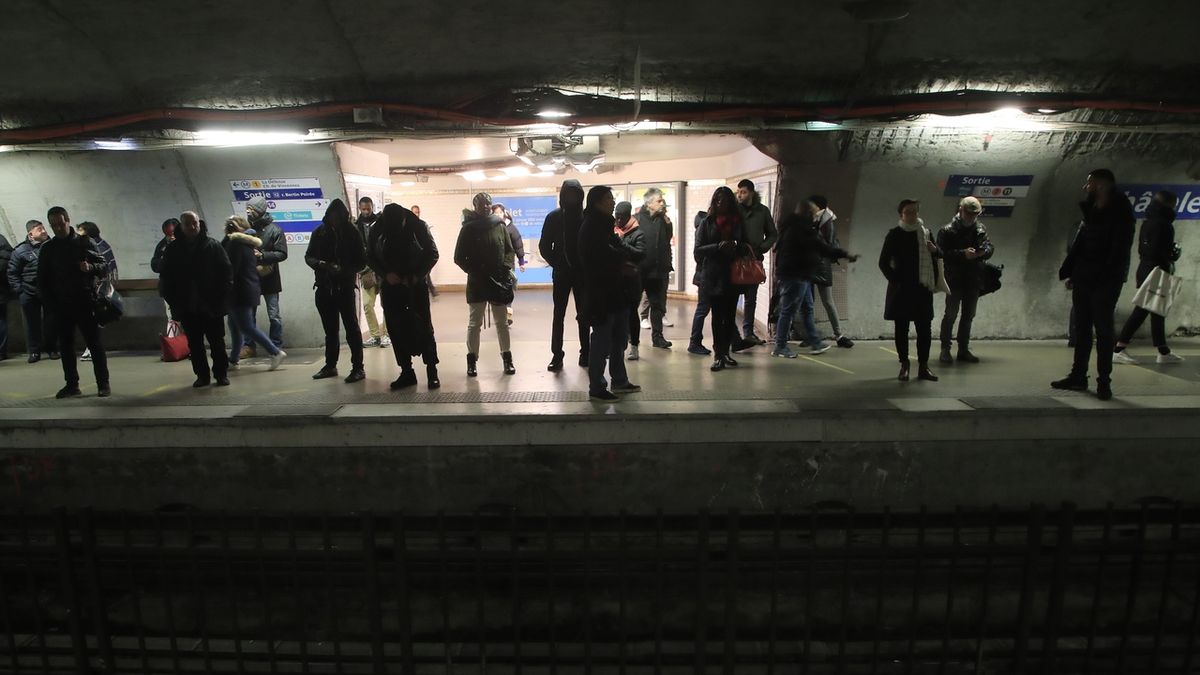 Cestující čekají v Paříži na metro. Některé linky zůstaly kvůli masivní stávce zavřené.