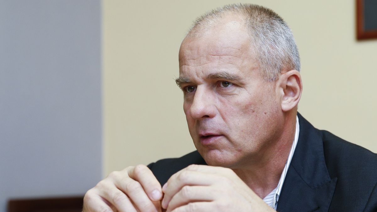 Připomíná to verbování za balík peněz, míní o požáru v Pardubicích bývalý šéf zpravodajců