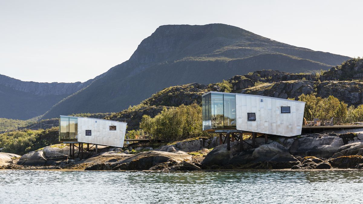 Jako housenky pijící z kaluže vody mohou někomu připadat nové chatky na norském ostrově Manshausen.
