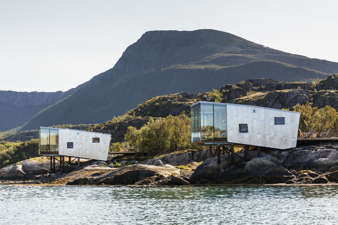 Jako housenky pijící z kaluže vody mohou někomu připadat nové chatky na norském ostrově Manshausen.