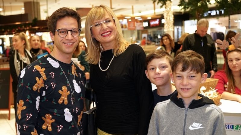 Přišla také moderátorka Štěpánka Ducková se syny a zpěvák Milan Peroutka
