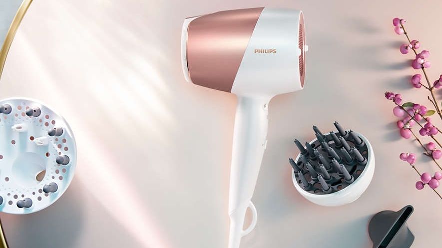 Philips DryCare Prestige s technologií SenseIQ - během fénování neustále hlídá teplotu vlasů a sám upravuje teplotu vysoušení tak, aby si vlasy uchovaly svou přirozenou vlhkost a zářily zdravím. Také do vlasů uvolňuje dvojnásobné množství iontů, 7999 Kč