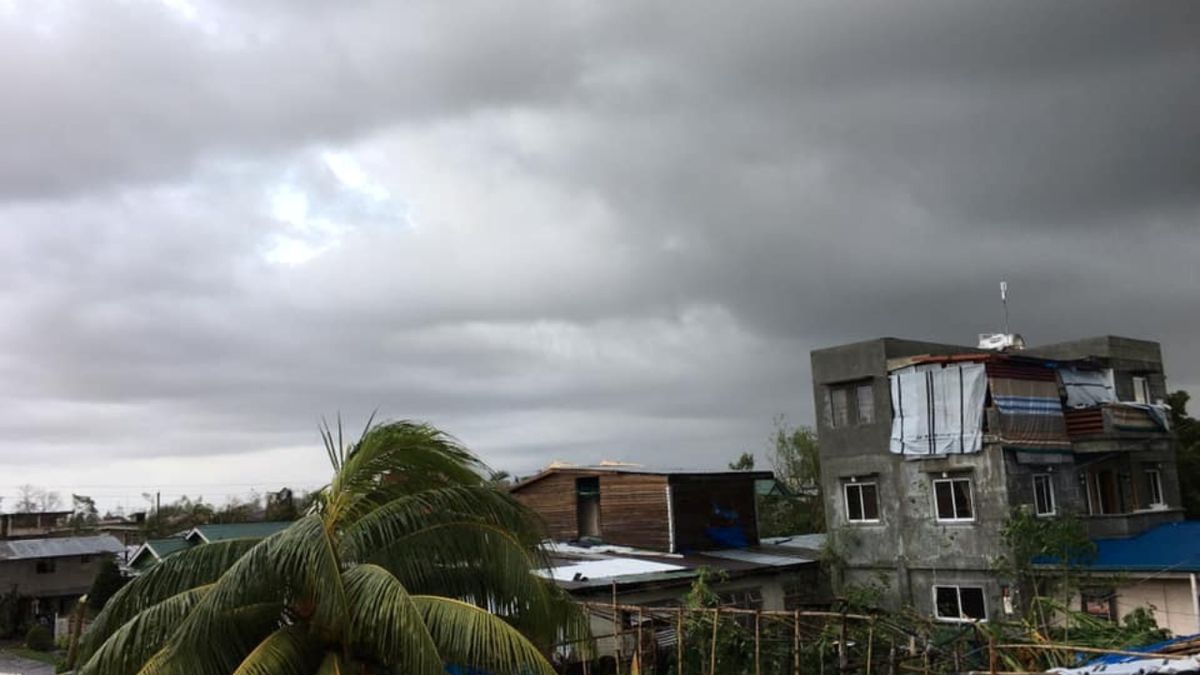 Tajfun Phanfone nad ostrovem Leyte 
