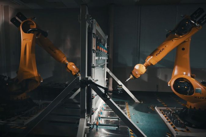 BEZ KOMENTÁŘE: Nissan naučil roboty vyrábět plechové díly bez formy