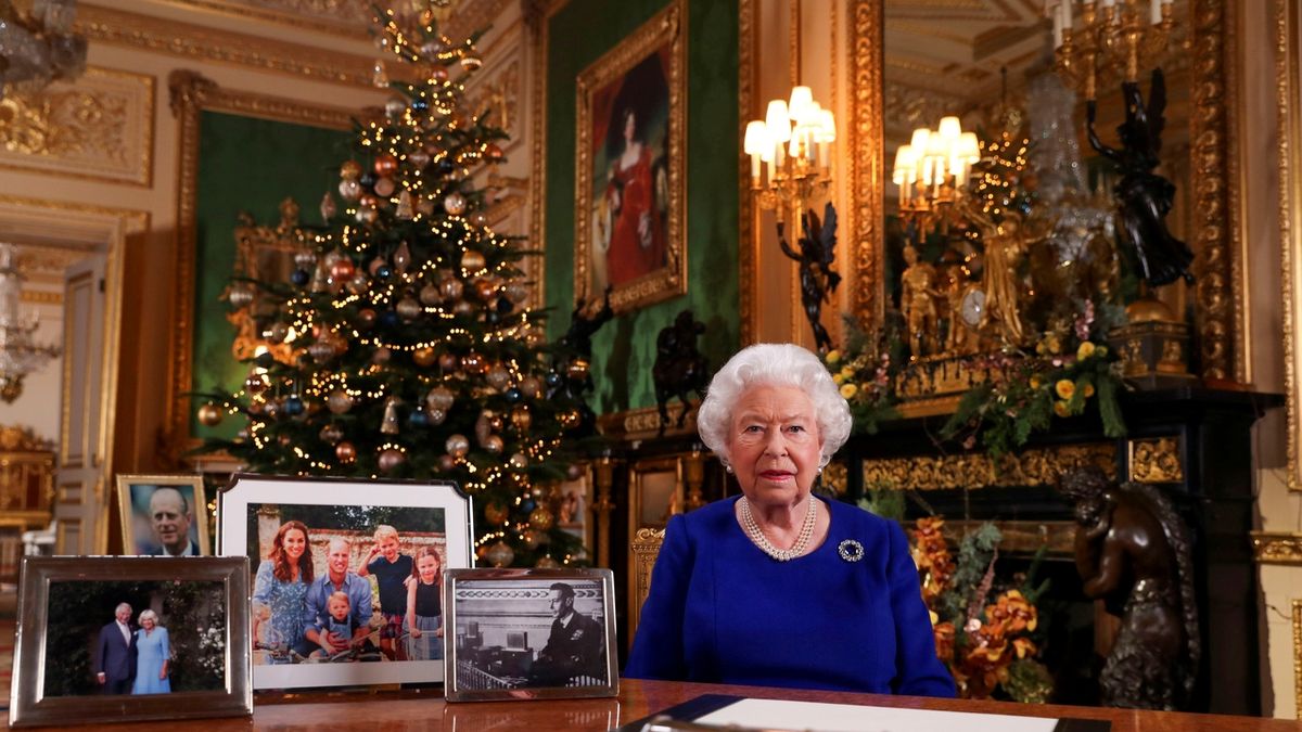 Britská královna Alžběta II. při namlouvání výročního vánočního projevu 