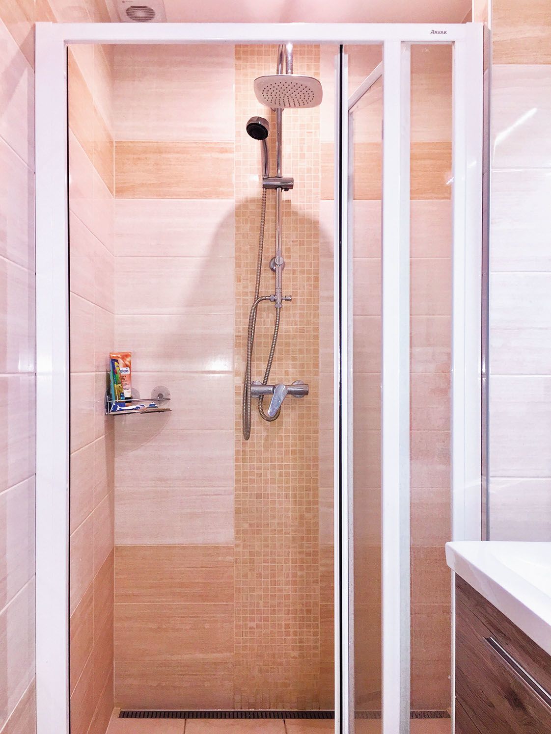 Nadstandardní je sprchový kout nejen svými rozměry, ale i vybavením.