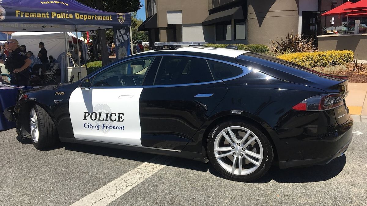 Tesla Model S, kterou používá policie ve Fremontu.