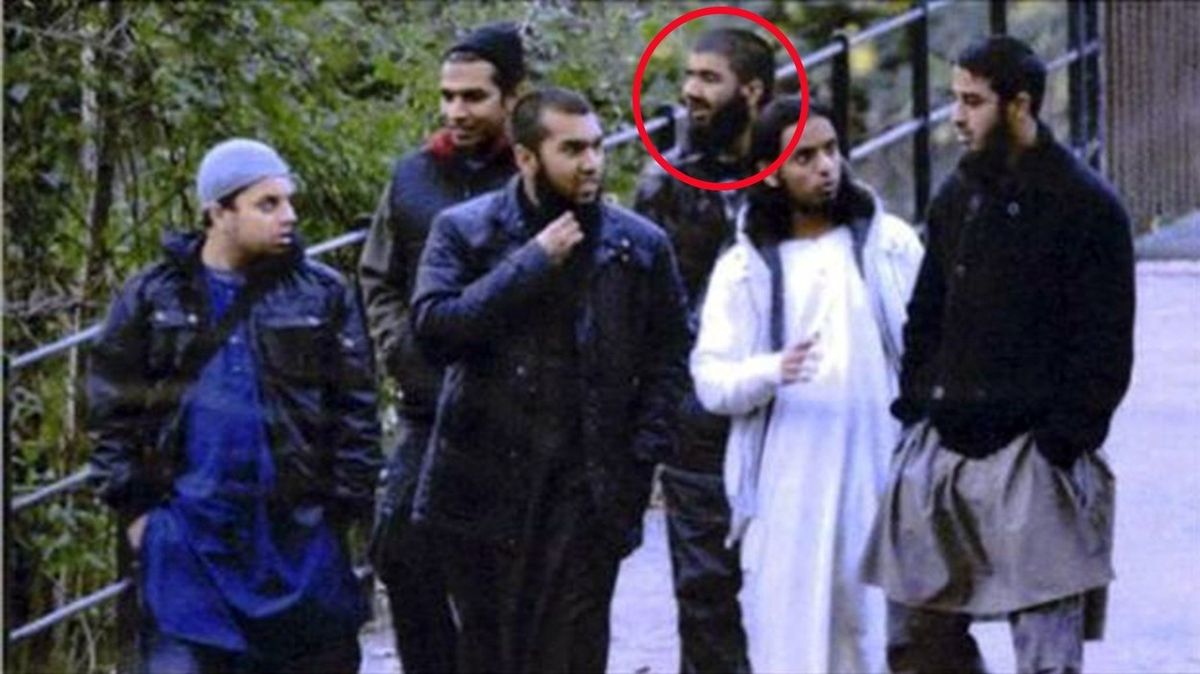 Útočník z Londýna Usman Khan (zakroužkovaný) na fotografii z roku 2012