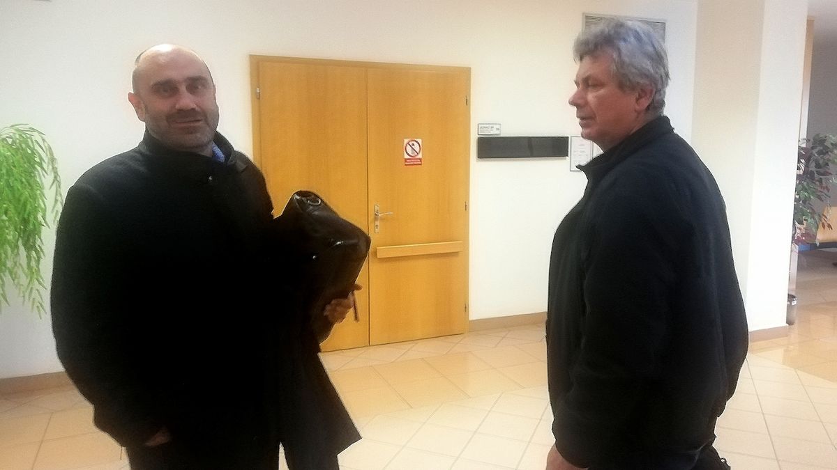 Bývalý starosta Ostraty Karel Krátký (vpravo) zvažuje, že se proti rozsudku odvolá.