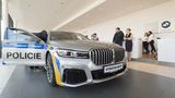Policie převzala hybridní limuzíny BMW řady 7 k silničnímu dohledu