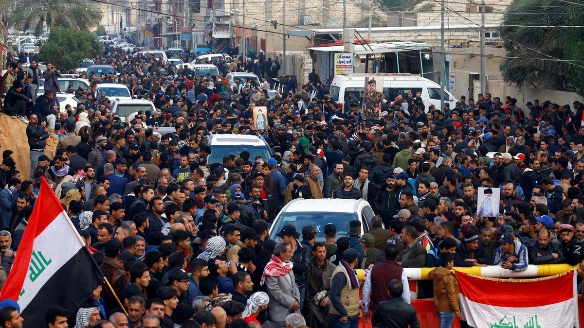 Příznivci Muktady Sadra pochodují Nadžáfem u jeho domu, na který byla shozena bomba