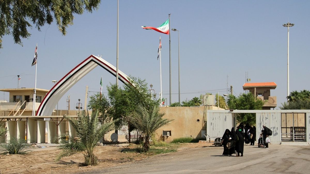 Lidé procházejí hraničním přechodem Chosráví, který spojuje Irák s Íránem, v provincii Dijála