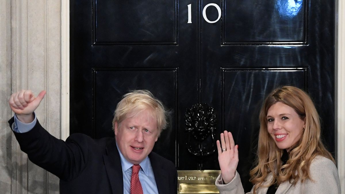 Britský premiér Boris Johnson se svou partnerkou Carrie Symondsovou 