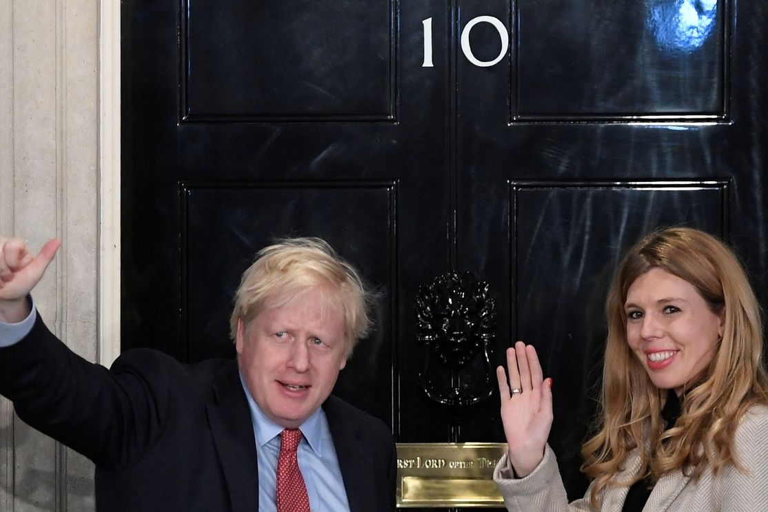 Britský premiér Boris Johnson se svou partnerkou Carrie Symondsovou 