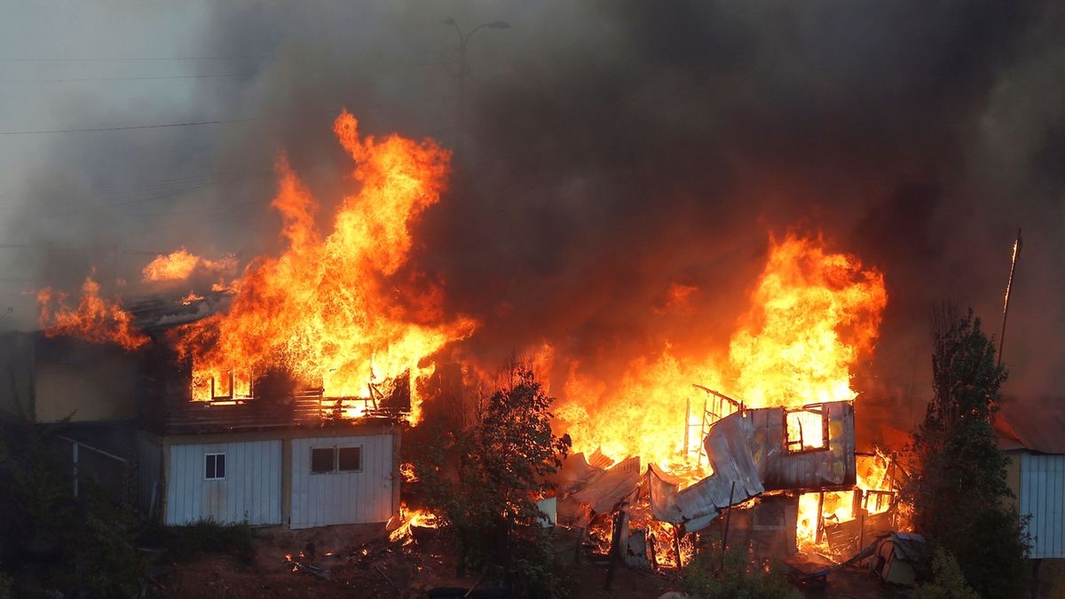 Hořící domy v chilském přístavu Valparaíso