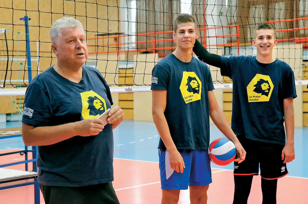 Kadeti VK Lvi Praha Tomáš Sekera (vpravo) a Michal Dolejší s trenérem Janem Malinou.