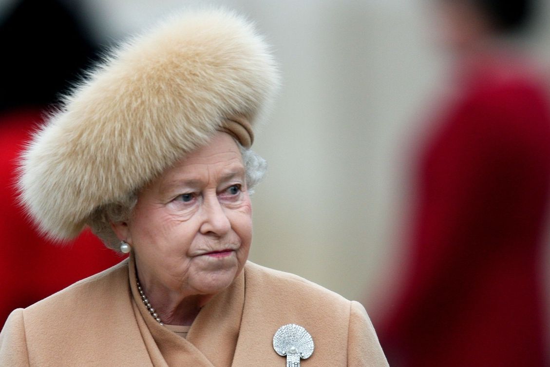 Alžběta II. v kožešinové čepici v roce 2009.