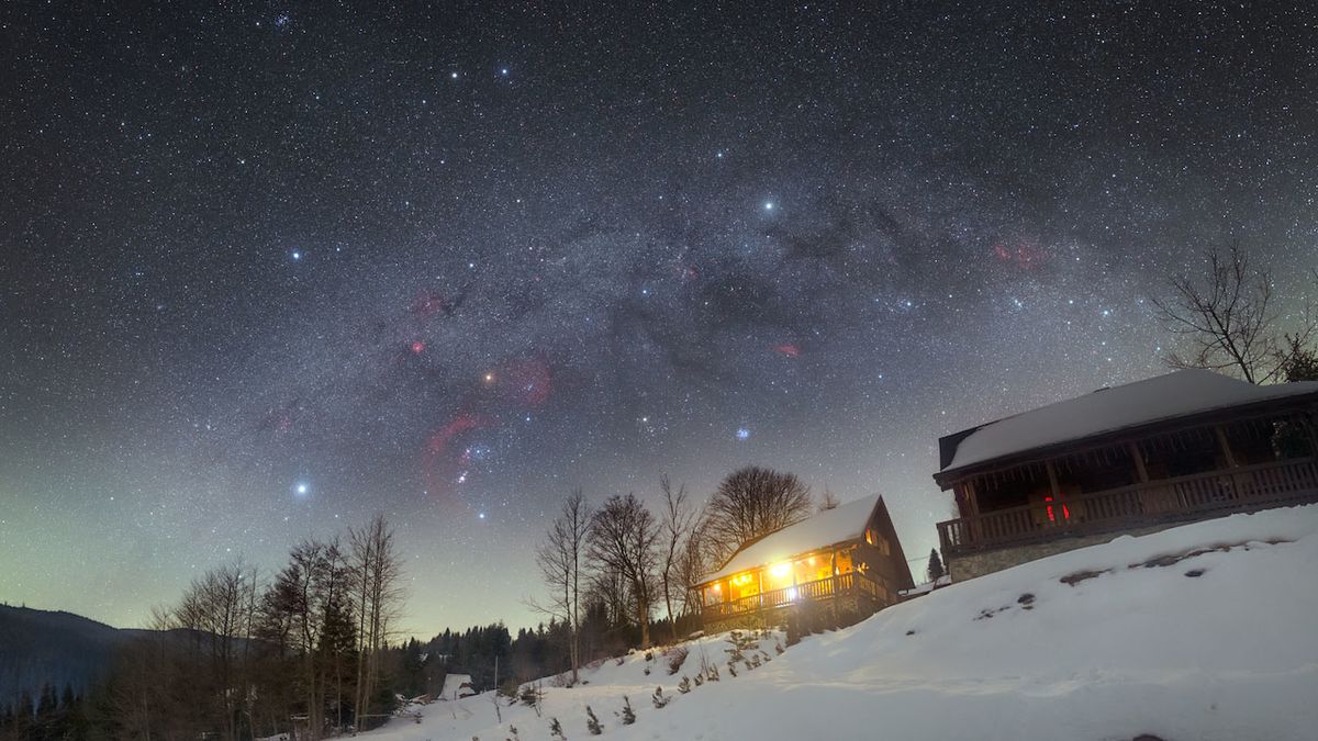 Jubilejní 20. snímek Petra Horálka publikovaný jako Astronomický snímek dne zobrazuje jasné hvězdy zimní oblohy nad zasněženou Oravskou Lesnou na Slovensku.