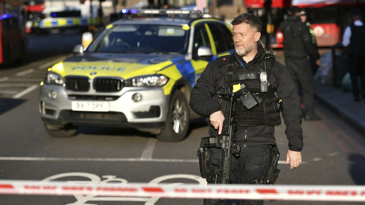 Policie zasahuje na londýnském mostě London Bridge v centru britské metropole.