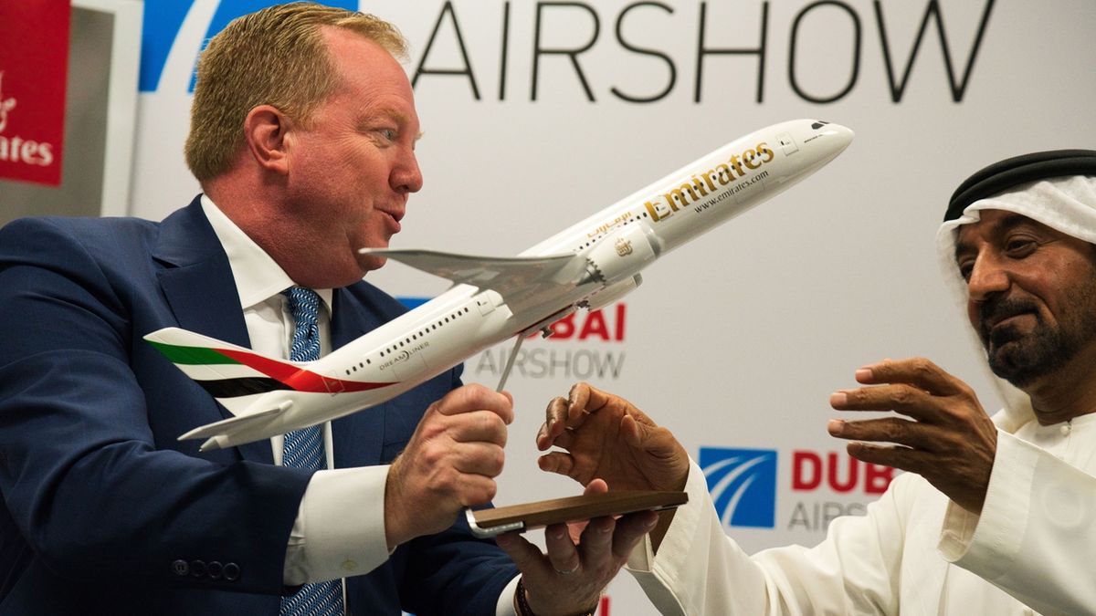 Prezident Boeingu Stanley A. Deal (vlevo) předává maketu dreamlineru v barvách Emirates šéfovi aerolinek šejkovi Ahmedu ibn Saíd Al Maktúmovi.