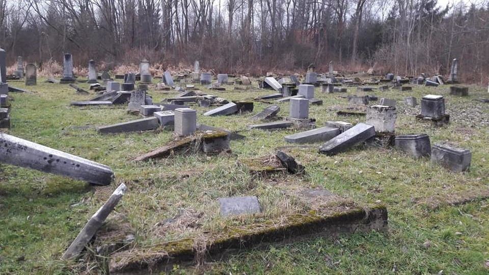 Zničený židovský hřbitov ve městě Námestovo
