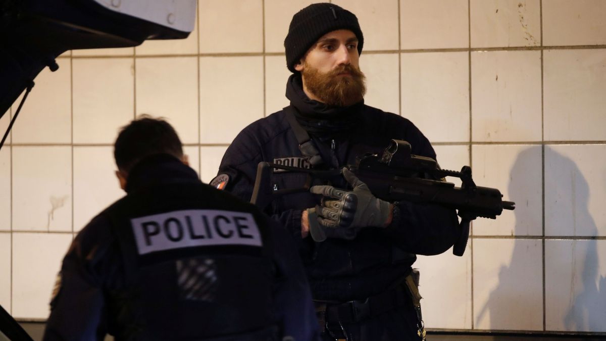 Policisté v pařížské čtvrti La Defense 