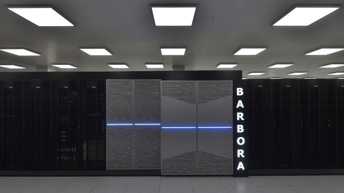 V Ostravě byl 2. října 2019 slavnostně spuštěn nový univerzitní superpočítač, který postupně nahradí nejstarší superpočítač Anselm.